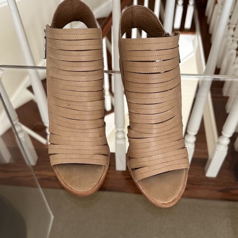 DONALD PLINED STRAPPY NEUTRAL HEEL